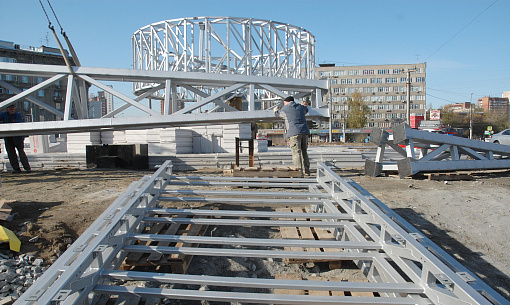 20-тонную стелу на площади Калинина смонтируют с помощью кранов