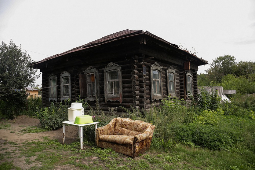 Старый дом новосибирск. Село Бугры Новосибирск. Старый дом Новосибирск фото. Старый частный дом в Екатеринбурге. Старый частный дом номер 8.