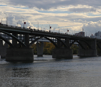 Во славу Октября: коммунальный мост отмечает годовщину со дня открытия