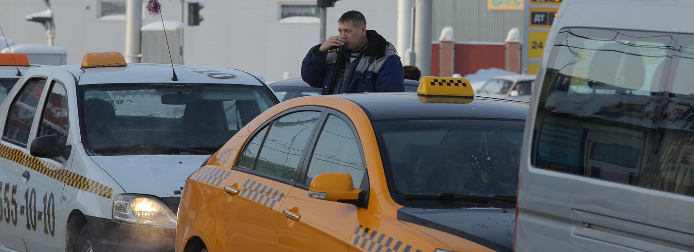 Таксисты Новосибирска. Колонна таксистов. Новосибирск машины в такси. Забастовка таксистов. Водитель такси в новосибирске