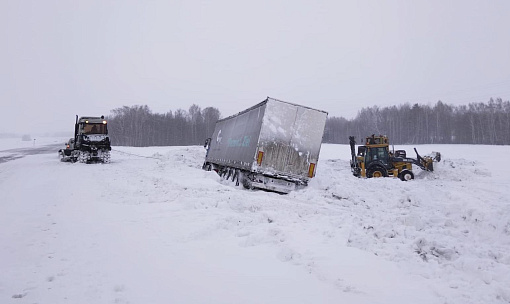 Попавшую в ДТП фуру откопали из снега новосибирские дорожники