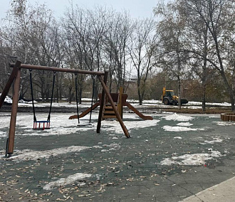 Деревянный игровой городок появился в сквере Сибиряков-Гвардейцев