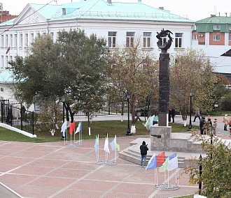 Теперь в бронзе: обновлённый «Гимн учителю» открыли в Новосибирске