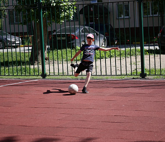 Дети довольны, стёкла целы: во дворе на Гоголя соорудили спортплощадку