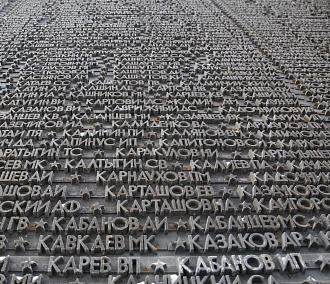 Ошибки в фамилиях на пилонах Монумента Славы исправляют в Новосибирске