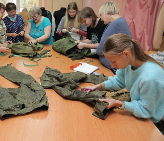 Балаклавы и шарфы-трубы для маскировки сшили в Новосибирске бойцам СВО