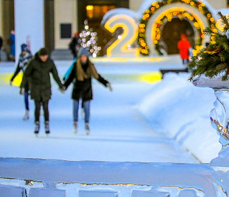 Ледяную изгородь вырезают на катке у оперного театра в Новосибирске