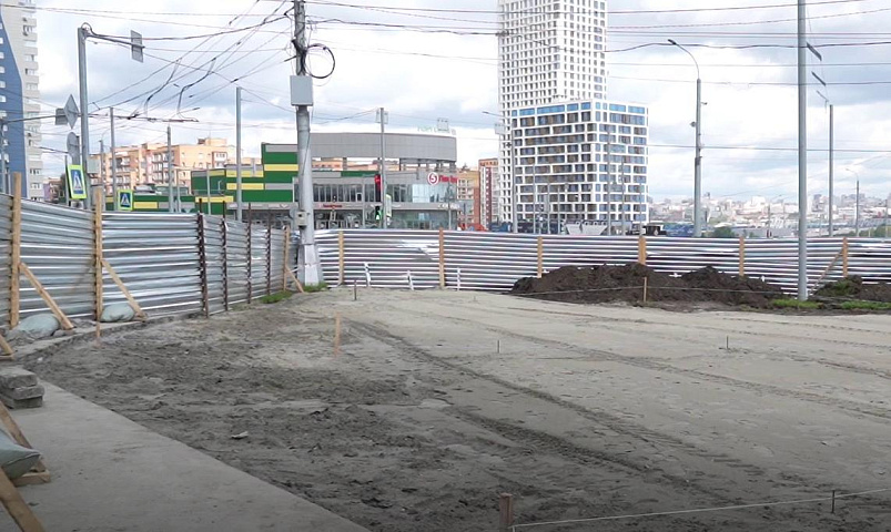 Город без окраин: подозрительную стройку развернули на площади Лыщинского