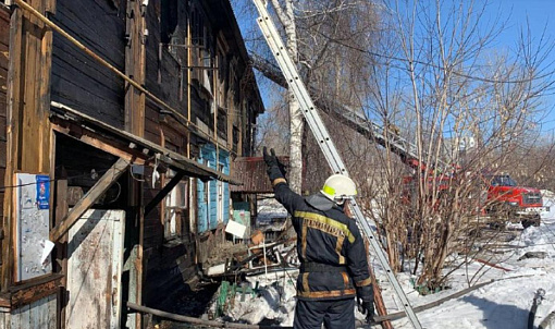 Крупный пожар потушили в пустом деревянном бараке в Новосибирске