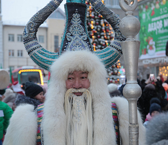 Афиша выходных: съезд Дедов Морозов, шарф для дерева и концерт двойников