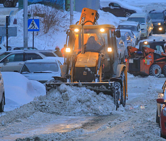 Рыхлый снег с дорог Новосибирска будут вывозить круглосуточно