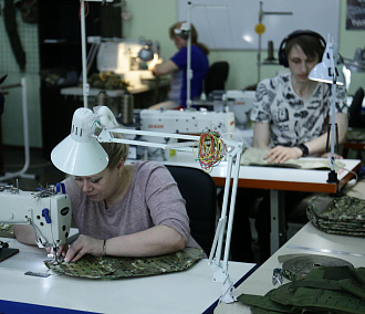 Жительница Новосибирска шьёт одежду для участников спецоперации