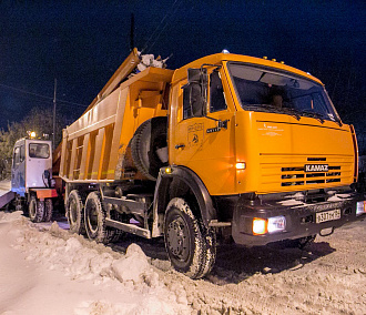 Полсотни самосвалов привлекли к уборке снега в Новосибирске