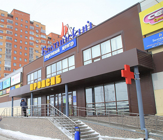 Вывески в Новосибирске перестанут прятать под чёрными пакетами