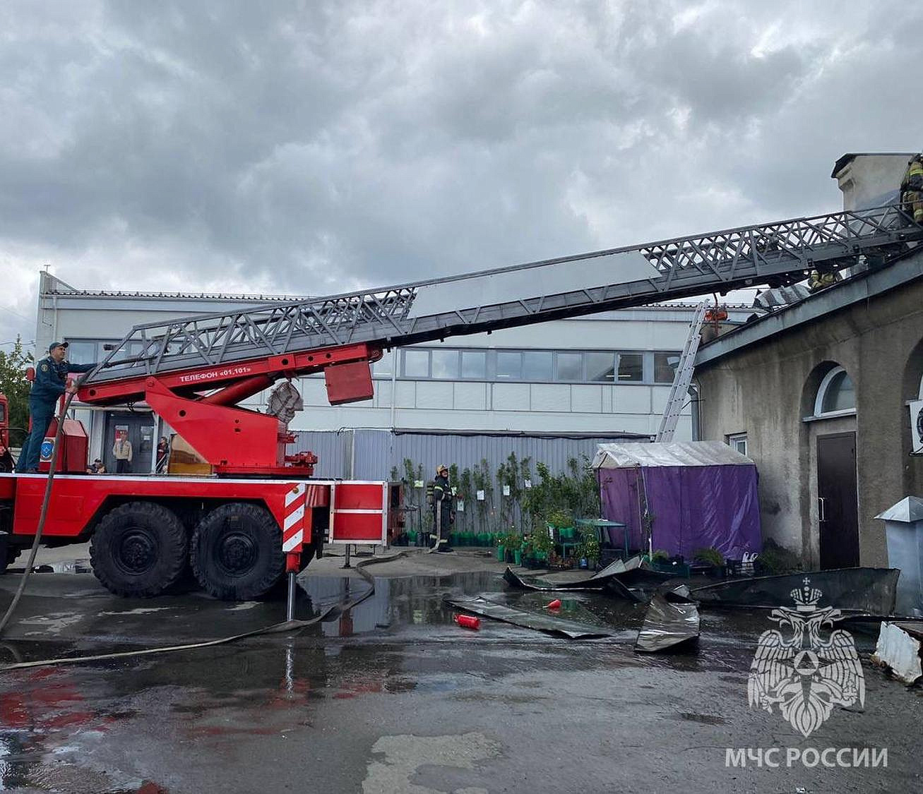 На Ленинском рынке в Новосибирске загорелся продуктовый павильон