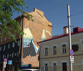 Мурал с Кондратюком возле Музея Новосибирска готов наполовину