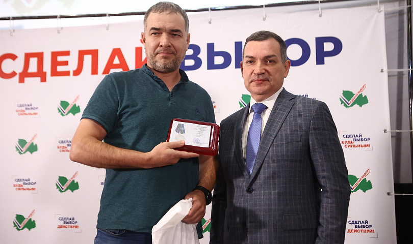 Люди трудовой доблести: мэр Кудрявцев наградил заводчан за поддержку СВО