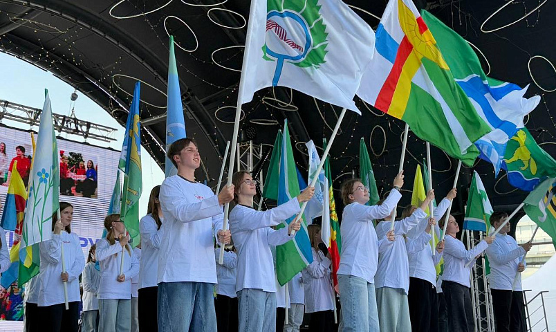 Линейка Первых прошла на Михайловской набережной Новосибирска