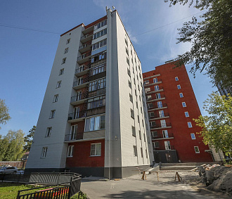 Девятиэтажка на Дмитрия Донского получила яркий фасад после капремонта: фото