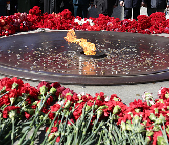 Праздник со слезами: новосибирцы несут цветы к военным мемориалам