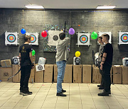 Участник СВО из-под Новосибирска научил молодёжь стрелять из лука