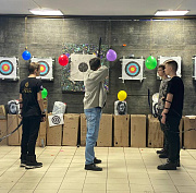 Участник СВО из-под Новосибирска научил молодёжь стрелять из лука