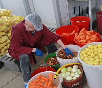 Как накормить 30 000 детей: репортаж из комбината питания в Новосибирске