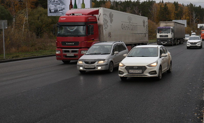 На улице-дублёре Петухова запретят парковку большегрузов