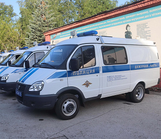 Новосибирские полицейские получили 36 новых машин