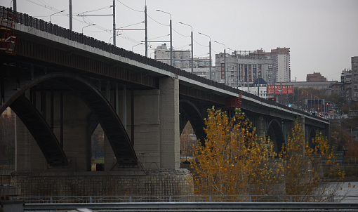 Возобновлено движение по всей ширине Октябрьского моста