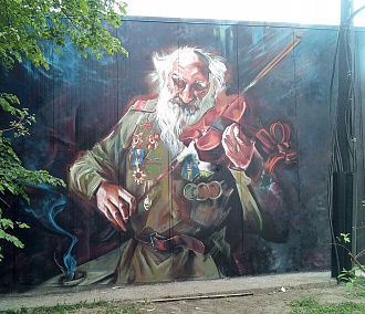 Огромный портрет седого скрипача с орденами появился в Новосибирске