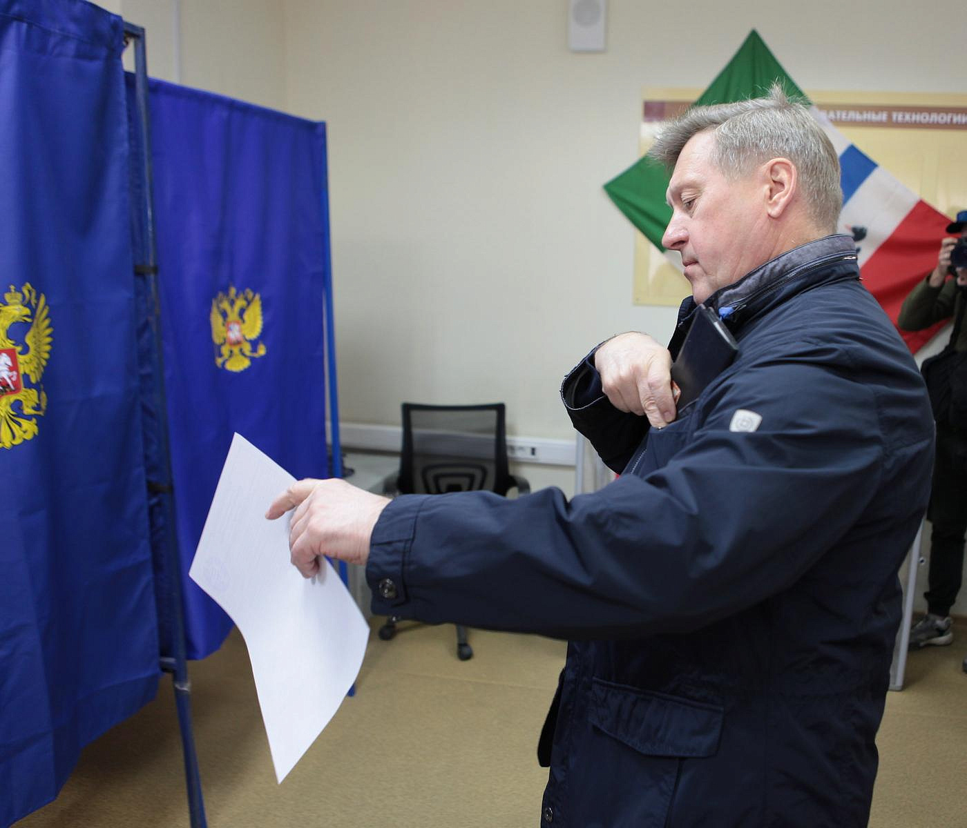 Мэр Новосибирска Анатолий Локоть проголосовал на выборах губернатора