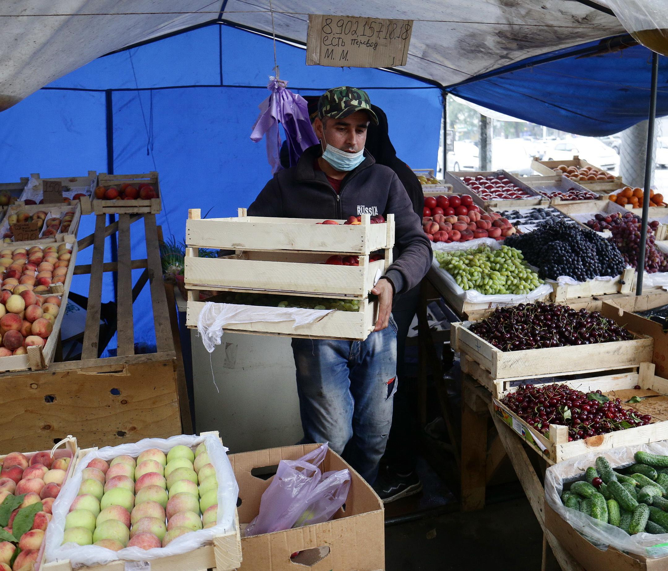 Полтонны фруктов и овощей изъяли у незаконных торговцев в Новосибирске