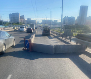На Октябрьском мосту ограничили проезд ради новых дождеприёмников