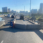 На Октябрьском мосту ограничили проезд ради новых дождеприёмников