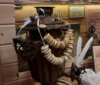 Рюмочка «Муха» и чайные ларцы: контора Будагова обновила экспозицию