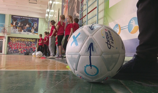 Фестиваль «Футбол в школе»: спортсмены научили детей вести мяч змейкой