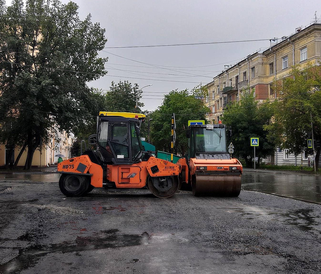 Мэр потребовал оперативно завершить ремонт дороги и тротуаров на Урицкого