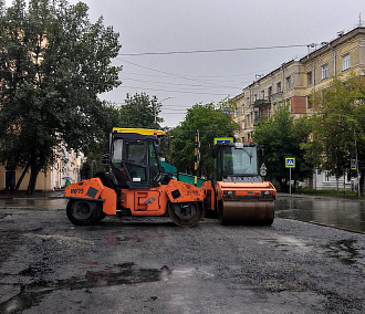 Мэр потребовал оперативно завершить ремонт дороги и тротуаров на Урицкого