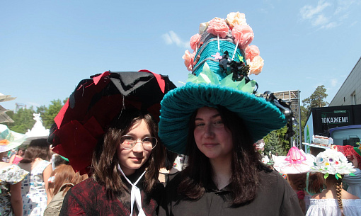 Шикарные шляпы из мусора продемонстрировали на фестивале «ЭкоМир»