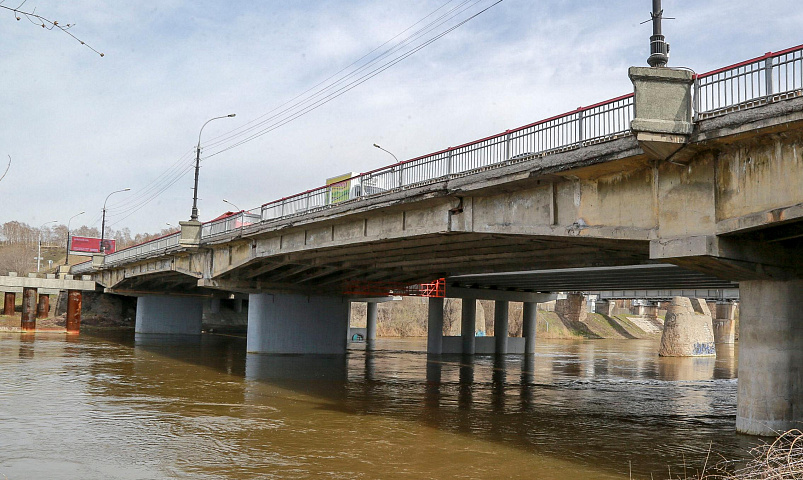 Реверсивное движение запустят на левом мосту через Иню из-за пробок