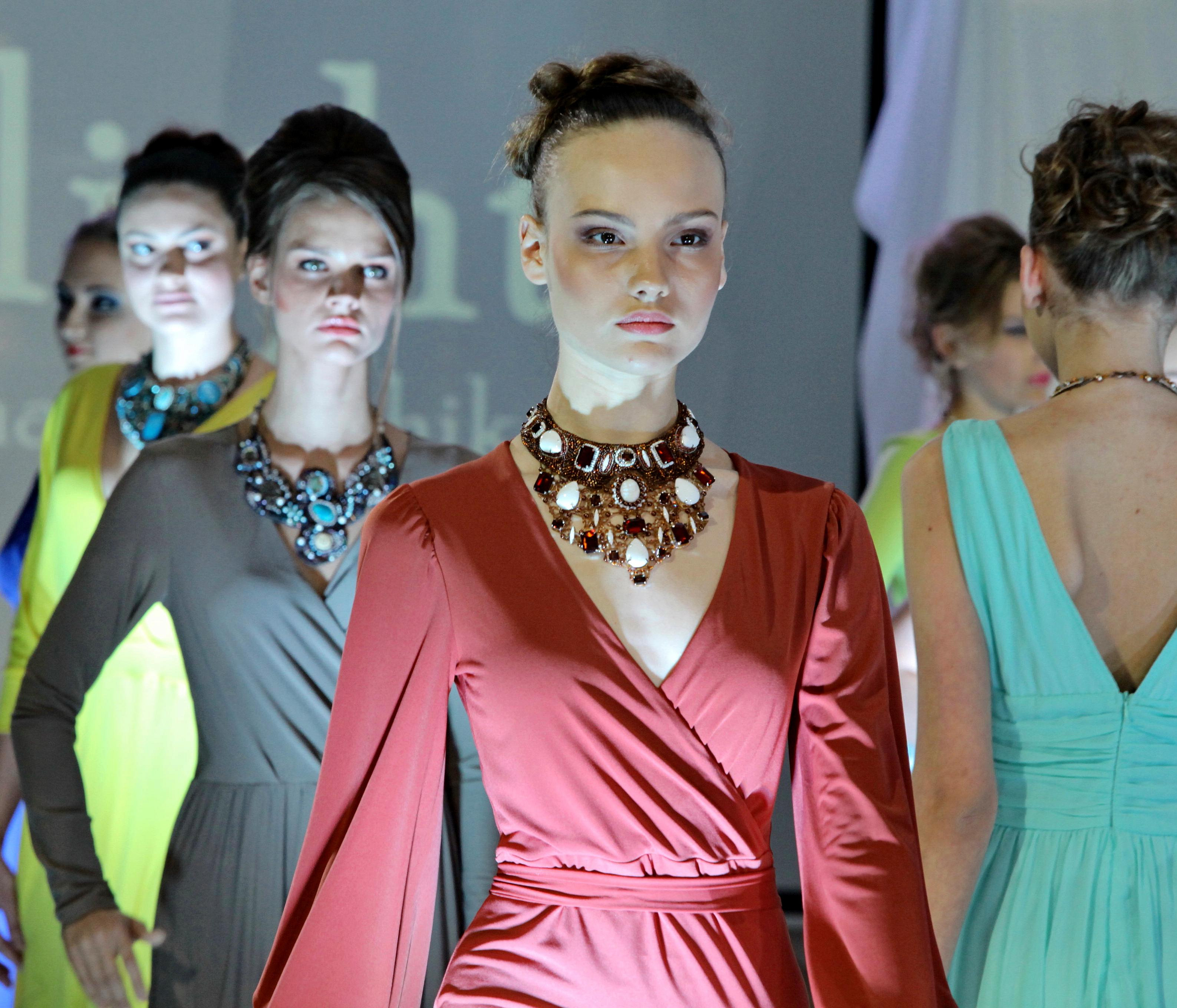 Под знаком огненной лошади: в чём встречать Новый год — советы стилиста