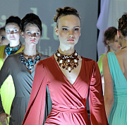 Под знаком огненной лошади: в чём встречать Новый год — советы стилиста