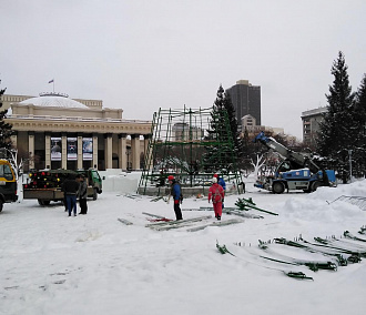 Главную городскую ёлку собирают на площади Ленина в Новосибирске