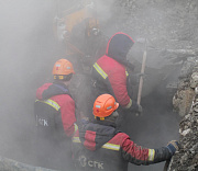 Бригады СГК ищут дефект теплосети на улице Связистов в Новосибирске