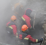 Бригады СГК ищут дефект теплосети на улице Связистов в Новосибирске