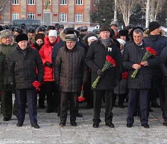В Новосибирске возложили цветы в день 75-летия снятия блокады Ленинграда