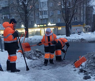 Больше 300 рабочих ДЭУ гребли снег и скалывали наледь в минувшие сутки