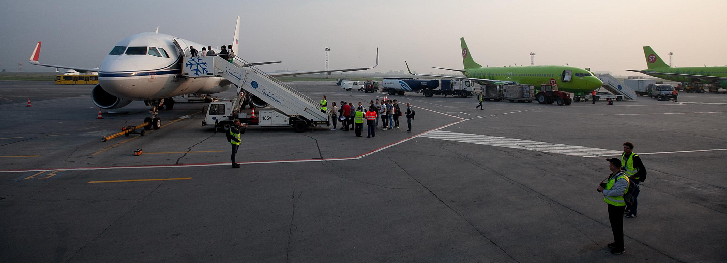 Рейсы спб горно алтайск. Самолет Новосибирск Горно Алтайск. Горно-Алтайск аэропорт s7. Аэропорт Горно-Алтайск новый рейс водная арка. Ливитин в аэропорту Горно Алтайск.