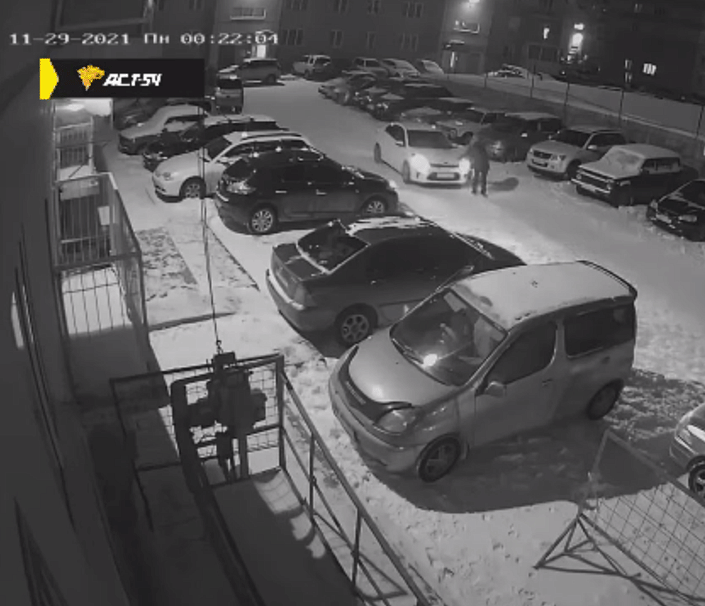 Странное ДТП в Новосибирске: седан сбил бежавшего за ним мужчину